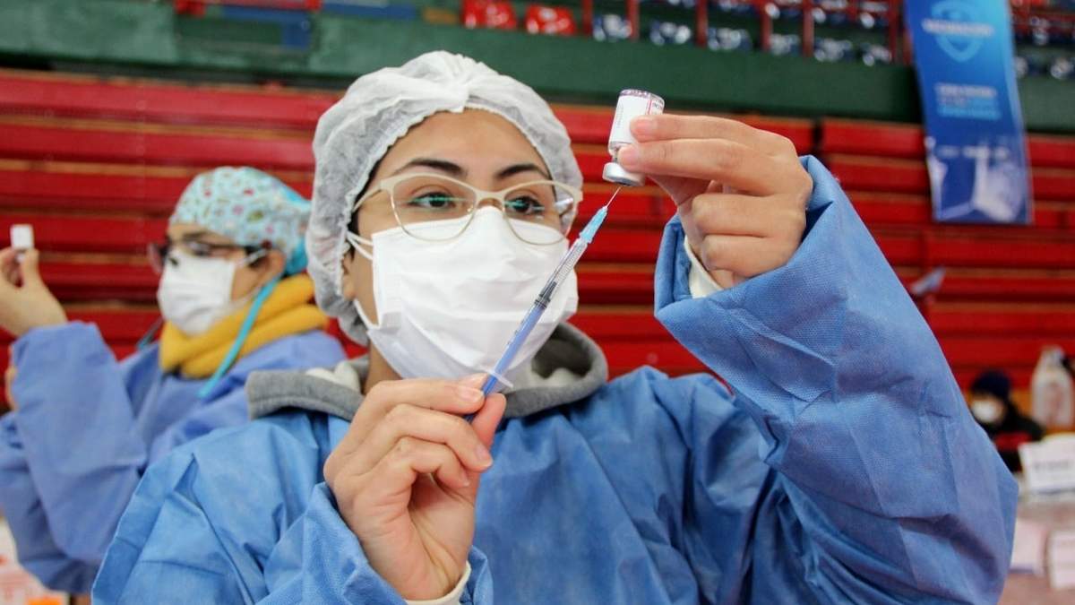 Operativo de vacunación contra el coronavirus en el estadio Ruca Che. Fuente: (Twitter)