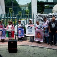 “Estos son los perpetradores”, acusan los padres de los 43 frente al Campo Militar 1