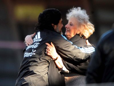 "Tenía mucho para dar": las Abuelas de Plaza de Mayo lloran a Diego Maradona