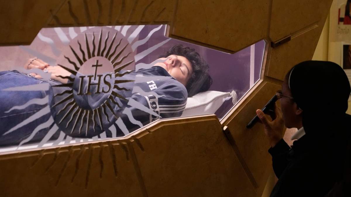 El cuerpo de Carlo Acutis, un chico italiano que falleció de leucemia en 2006, yace en su tumba el 1 de marzo de 2025, en Asís, Italia