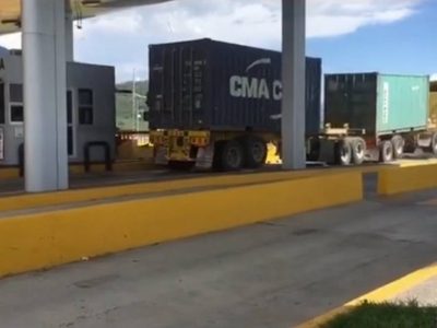 Tráiler intentó burlar el sistema "ponchallantas" y así terminó (Video)