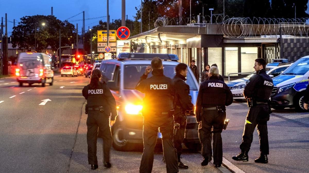 Agentes de policía alemana montan guardia en la frontera entre Alemania y Francia en Kehl, Alemania