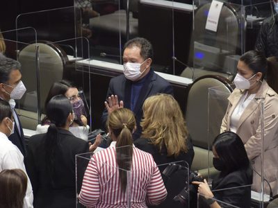 Diputados prohíben chanclazos, jalones de oreja, pellizcos e insultos a niños y adolescentes