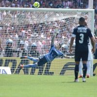 Las Chivas fallan agónico penal y empatan con los Pumas