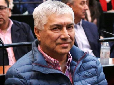 A los gritos y con cacerolazo: así esperan los vecinos a Lázaro Báez