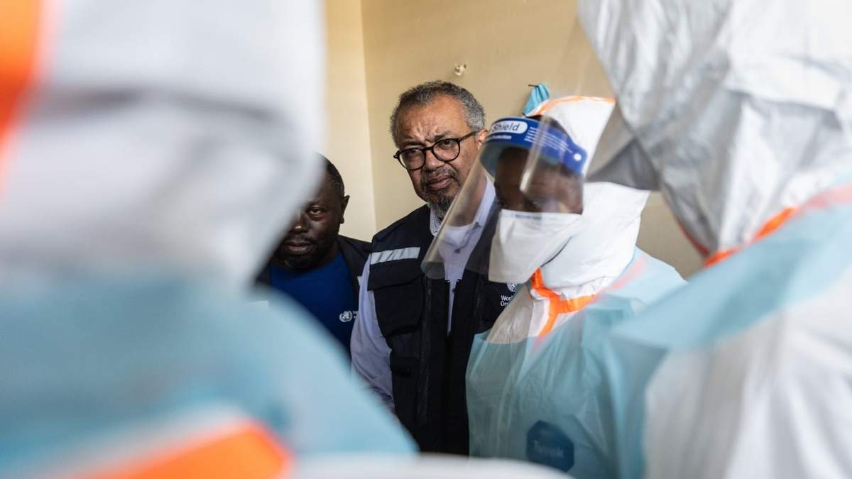 El director general de la Organización Mundial de la Salud (OMS), Tedros Adhanom Ghebreyesus, visita a trabajadores de salud del Centro Médico Evangélico en Bunia, República Democrática del Congo, el domingo 31 de mayo de 2026