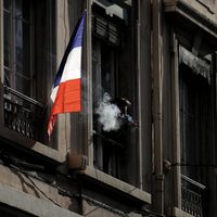 Francia prohibirá fumar en parques, playas y cerca de escuelas
