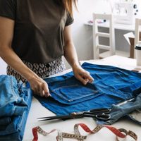 Sin máquina de coser: no tires tus jeans viejos y trasformalos en la pollera tendencia este otoño invierno