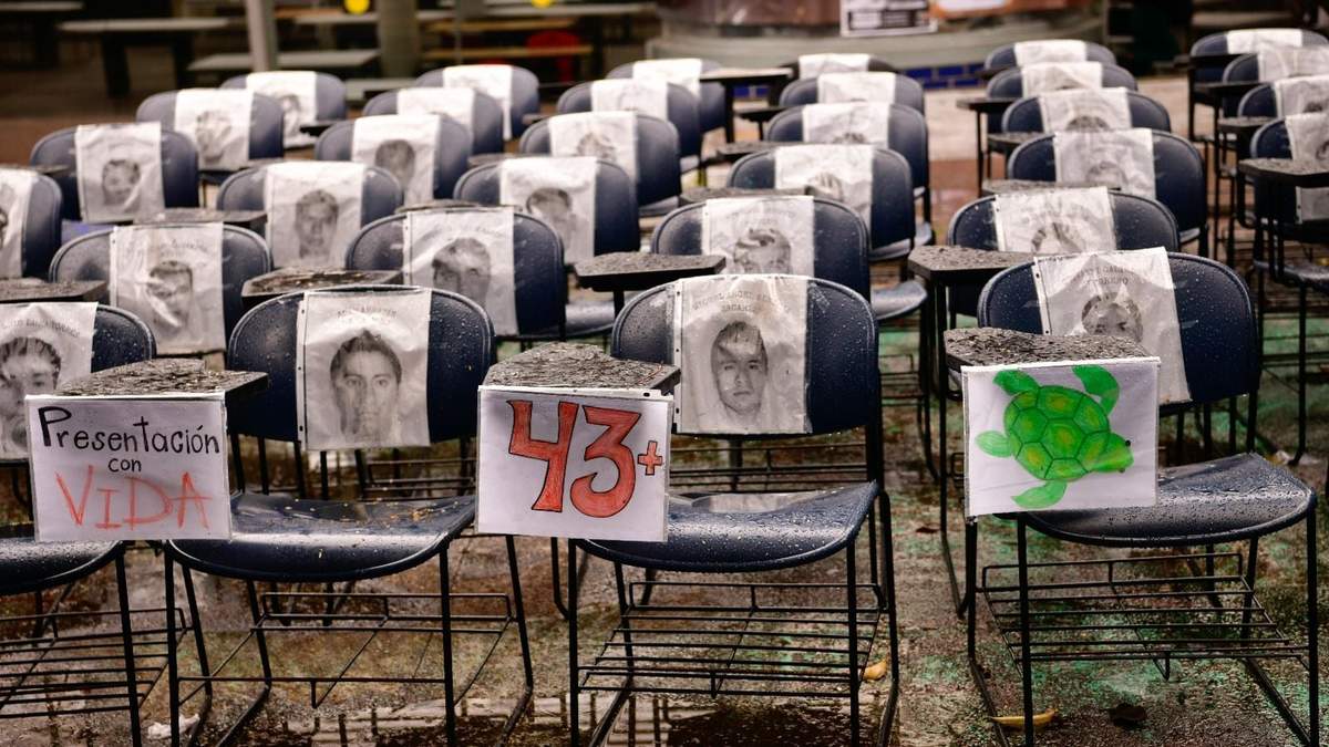 En la Facultad de Filosofía y Letras de la UNAM hubo este jueves un mensaje de los padres de los 43