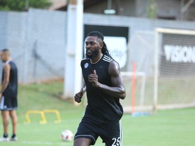 El duro momento que atraviesa Emmanuel Adebayor a raíz del coronavirus