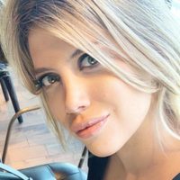 Wanda Nara relajada en el sofá solamente con la bata ¡Majestuosa!