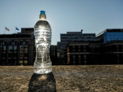 Si tenés una botella plástica, no la tires: así de útil será para decorar tus tortas y sin gastar en una tienda repostera