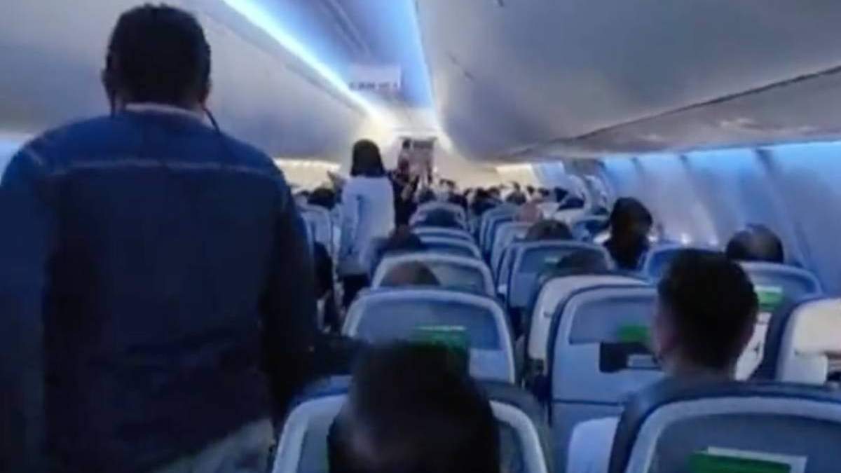 Al fondo, la pasajera que reclamó al presidente en el vuelo a Mérida