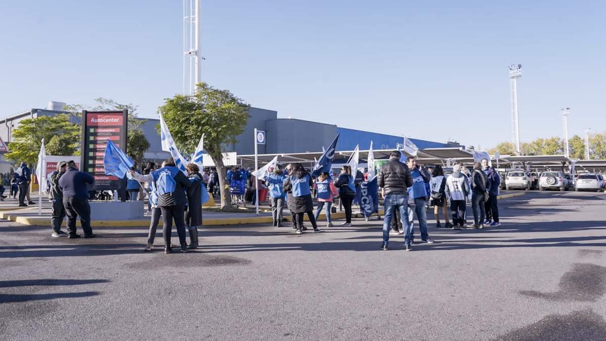 Trabajadores del hipermercado protestó ante los despidos. Fuente: (Prensa CEC)