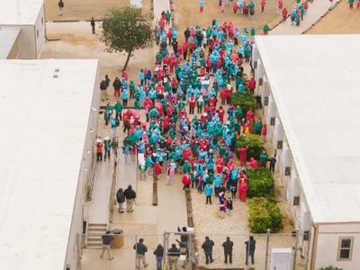 Protestan en centro de detención que alberga a niño de 5 años y a su padre detenidos en Minnesota