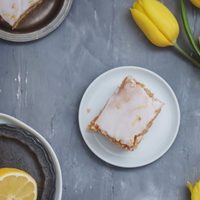 Cuadraditos de limón y frutilla: aprovechá los días soleados para merendar esto tan delicioso y fácil de hacer