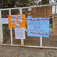 La comunidad de la Escuela 207 reclamó volver a tener clases y que el galpón incendiado sea derrumbado