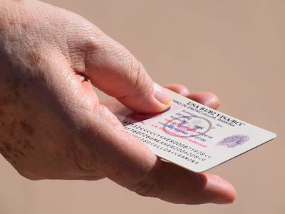 Sonorense regresa visa a consulado en repudio a Trump