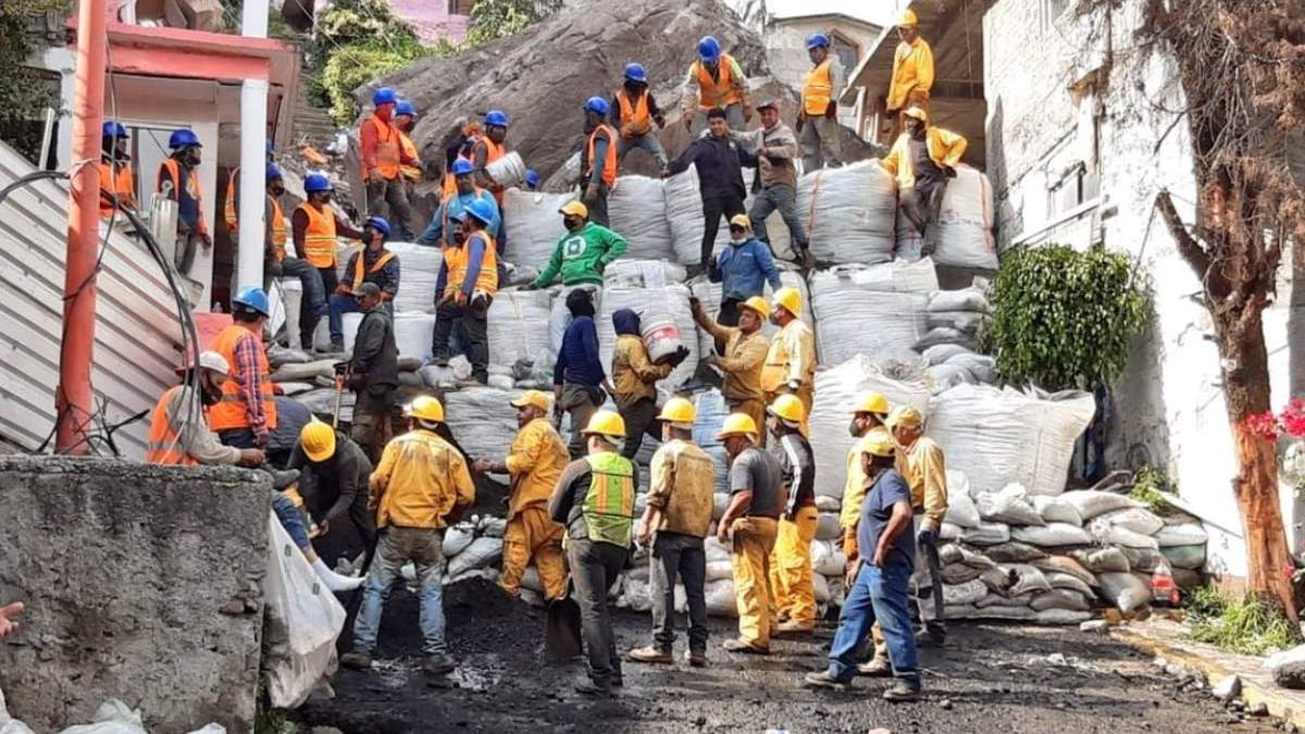 Ingenieros colocan costales con tierra para estabilizar las rocas