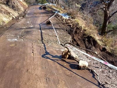 Restringen el tránsito por el acceso a Quila Quina por un deslave que dañó parte del camino