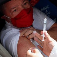 Brasil: Lula se vacunó contra el coronavirus y apuntó contra Jair Bolsonaro