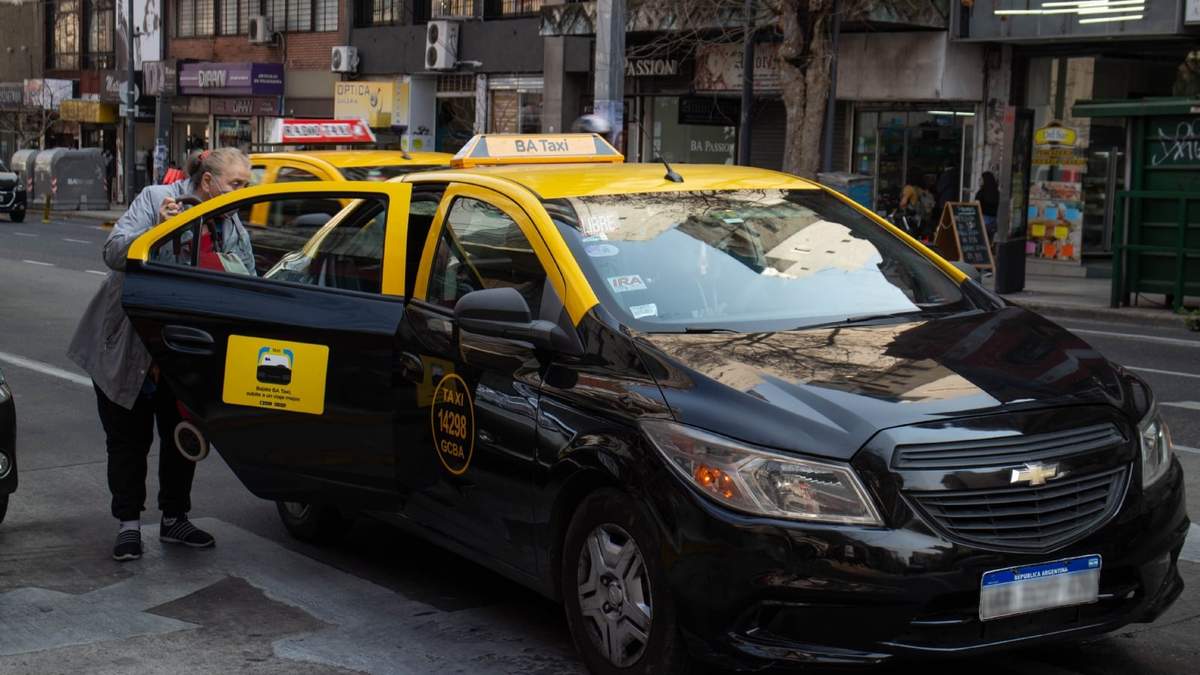 El Gobierno autorizó un nuevo incremento a la tarifa de taxis. Fuente: (Twitter)