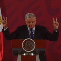 Periodista acusa ante AMLO mensaje de odio de comunicador; él pide 'amor y paz"