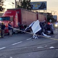 Choque entre tráiler y camioneta deja siete muertos y 12 heridos en Guanajuato