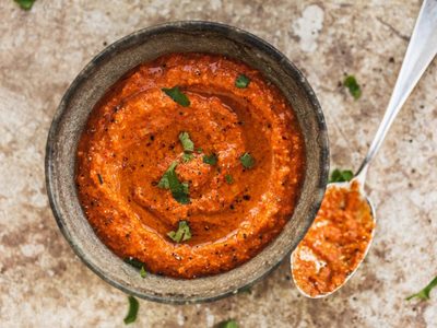 Si te gusta el sabor del pimiento, hacé esta receta de Muhammara, la crema de origen sirio ideal para tus picadas