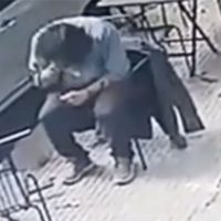 Sobrevivió de milagro: comía en Palermo y un blindex le cayó en la cabeza