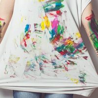 Con 1 producto que seguro tenés en casa: el truco infalible para quitar manchas de pintura en la ropa