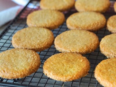 Para la hora de la merienda: prepará estas galletitas de coco y banana sin gluten y con solo 3 ingredientes
