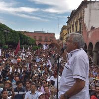 AMLO en Celaya: una viuda candidata, denuncias de desaparecidos y esos inquietantes petardos