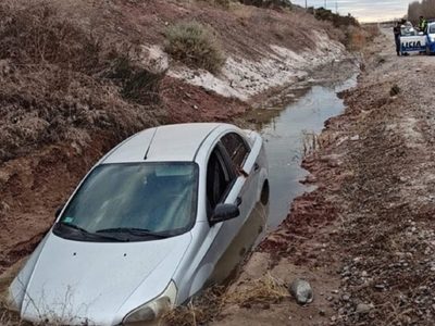 La encerró una camioneta y terminó con el auto adentro de un desagüe en la ruta 7