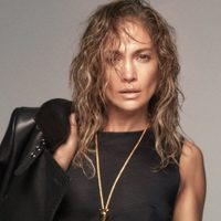 ¡Sin nada! Jennifer López se olvida de toda pena y abre la campera... ¡Escotazo al aire!