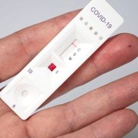 En plena ola de contagios, el autotest de coronavirus estaría disponible en los próximos días