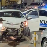 Caos de tránsito en el Bajo: un policía herido tras un fuerte choque frontal