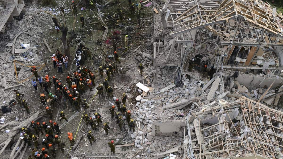 Fuerzas de seguridad y rescate israelíes trabajan en el sitio de un ataque con misiles iraníes, en Tel Aviv, en el centro de Israel, el 22 de junio de 2025.