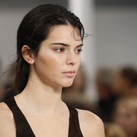 ¡DIOS MIO! Kendall Jenner recuerda su look más polémico y... ¿Qué opinas?