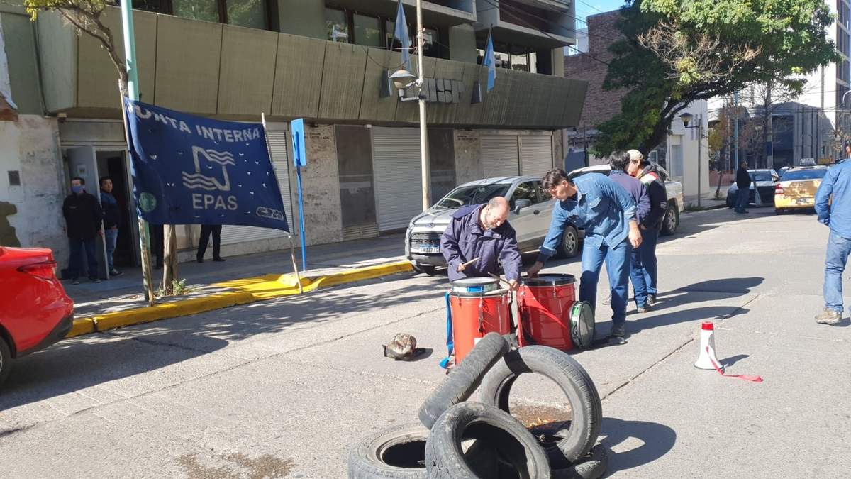 Trabajadores protestan en las oficinas del EPAS.