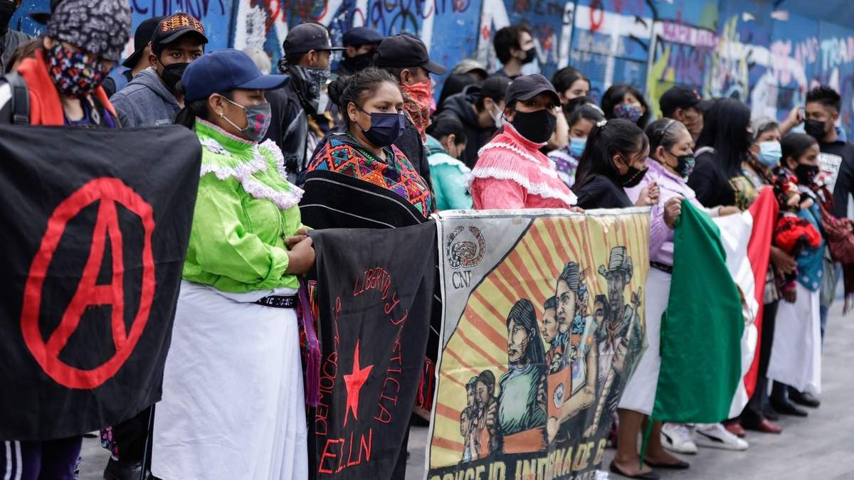 Comunidad Otomi protesta en apoyo de la comunidad triqui, luego del desalojo frente a palacio de Bellas Artes