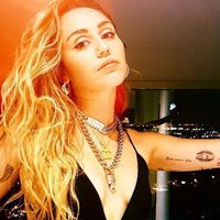 "¡Hazlo a la moda!": Miley Cyrus sabe cómo llevar barbijo y verse "cool". ¡Mirá!