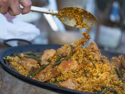 Clase magistral de paella valenciana frente a la cordillera mendocina
