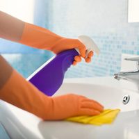 Limpiador casero exprés: dejá tu cocina y el baño impecables con este truco que nunca falla
