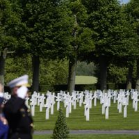 Biden cierra su viaje a Francia visitando un cementerio militar estadunidense
