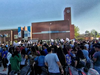 "Operativo Clamor": cientos de militantes del MPN se reunieron a las afueras del Concejo Deliberante