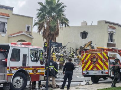 Dos policías mueren en explosión de una vivienda en Saltillo; dos más están bajo los escombros