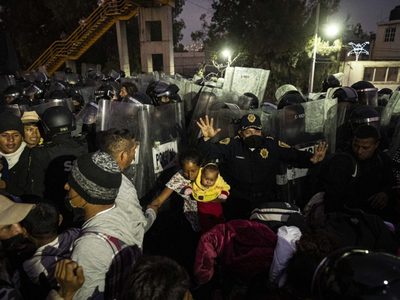 Migrantes y policías se enfrentan en la autopista México-Puebla; hay al menos 17 lesionados