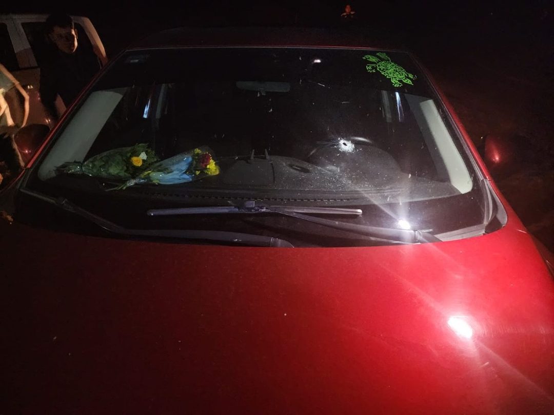 Vehículo del sacerdote Filiberto Velázquez, del Centro Minerva Bello, atacado en la carretera Tixtla-Chilpancingo