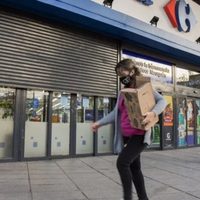 Se subió a una góndola, amenazó a los empleados y se prendió fuego la remera